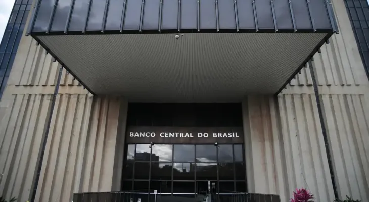 Formighieri aponta “extorsão” nos juros e cobra transparência em grandes obras do estado