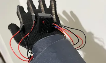 Aluno de colégio estadual cria luvas inteligentes que impactam a reabilitação e comunicação