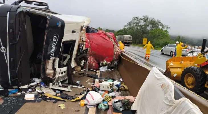 Motorista morre após caminhão tombar na BR-163, em Lindoeste