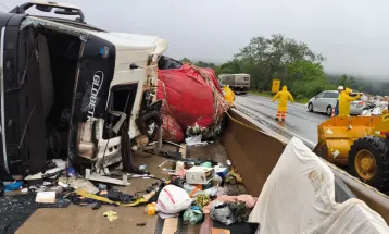 Motorista morre após caminhão tombar na BR-163, em Lindoeste