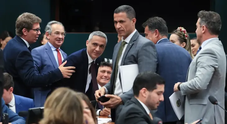 CCJ da Câmara suspende ação penal no STF contra deputado Gayer