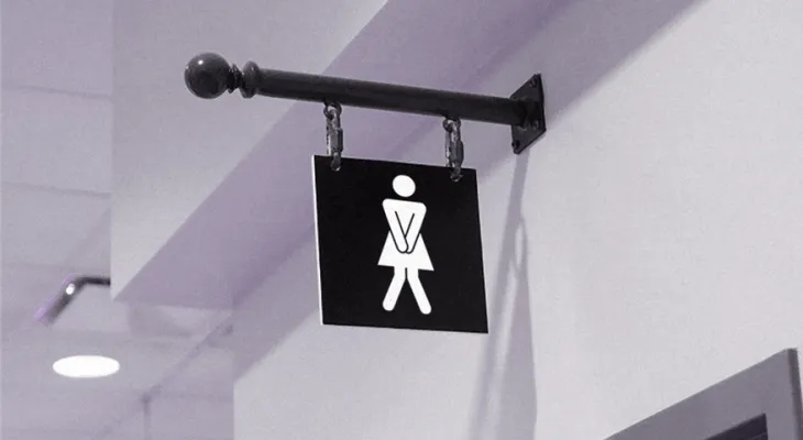 Vigilante que urinou na roupa por falta de substituto será indenizada