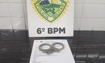 Homem com mandado de prisão é capturado escondido no forro de residência em Cascavel