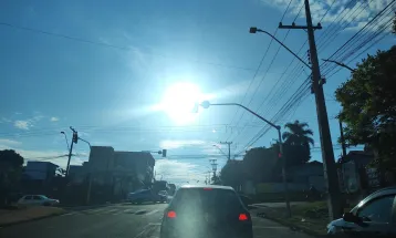 Sol entre nuvens garante sexta-feira agradável em Cascavel