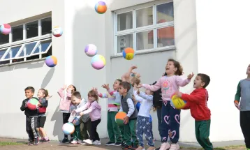 Alunos das escolas e CMEIs de Corbélia recebem bolas pelo Dia das Crianças