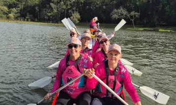 “Remada Rosa” reúne mulheres em Cascavel em apoio ao Outubro Rosa e à prevenção do câncer de mama