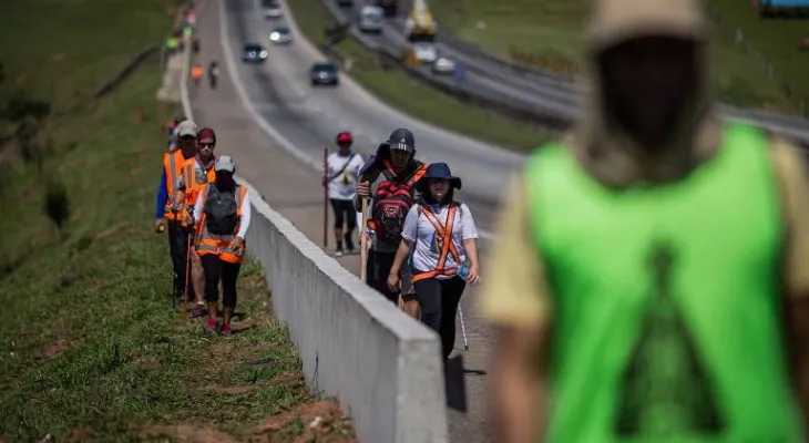 Ciclista morre atropelado na Dutra em romaria para Aparecida