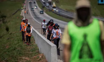 Ciclista morre atropelado na Dutra em romaria para Aparecida