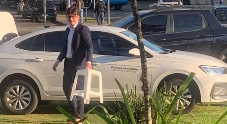 Carro oficial da Câmara é flagrado em local proibido durante gravação de vídeo do vereador Guilherme Kilter em Curitiba