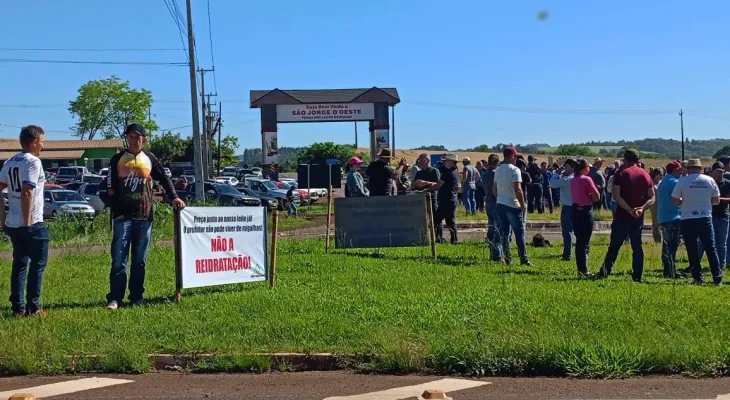 Em protesto, agricultores do Sudoeste pedem socorro diante da crise do leite