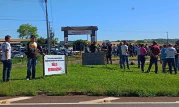 Em protesto, agricultores do Sudoeste pedem socorro diante da crise do leite