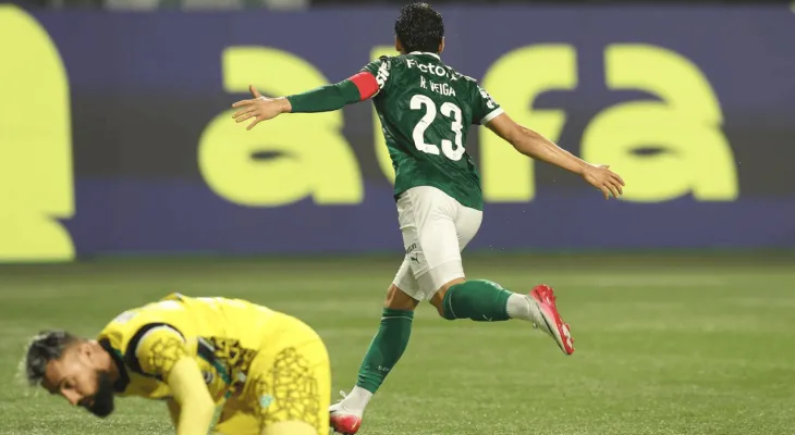 Líder Palmeiras defende a ponta contra o Massa Bruta