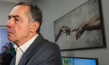 Barroso é internado em Brasília após passar mal horas depois de ter aposentadoria publicada