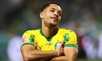 Palmeiras encosta no Flamengo em briga de ataques