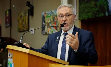 Suspensão de investigação provoca troca de acusações entre vereadores de Foz do Iguaçu