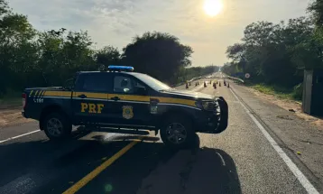 Tráfego é totalmente interditado na ponte sobre o Rio Piquiri, na BR-272