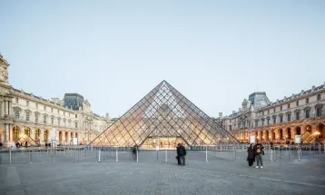 Roubo no Museu do Louvre dura sete minutos e leva joias de valor incalculável