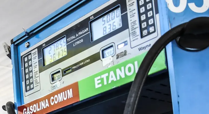 Petrobras reduz preço da gasolina em 4,9% a partir de terça-feira