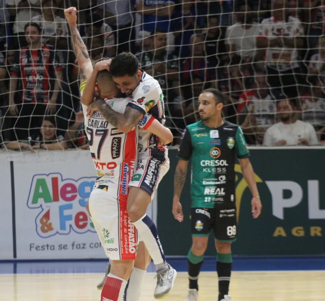 Cascavel goleia o Marreco e larga em vantagem nas quartas do Paranaense Série Ouro