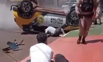 Viatura da PM capota após colisão no centro de Toledo