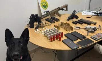 Ação da PM em Foz do Iguaçu resulta em apreensão de armas, drogas e prisão de três suspeitos