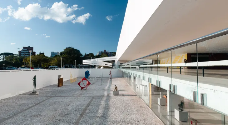 Museu Oscar Niemeyer realiza restauro em três obras de grandes dimensões