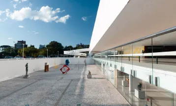 Museu Oscar Niemeyer realiza restauro em três obras de grandes dimensões
