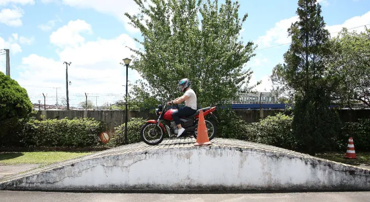CNH para moto: exames práticos no Paraná não terão mais rampa como obstáculo