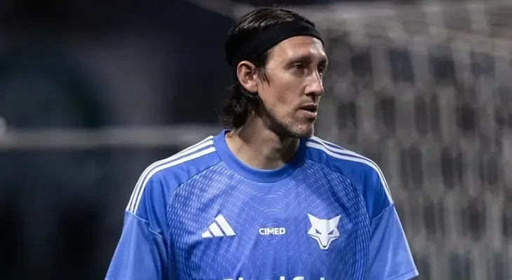 Palmeiras pode ser punido após torcedor arremessar garrafa em goleiro Cássio