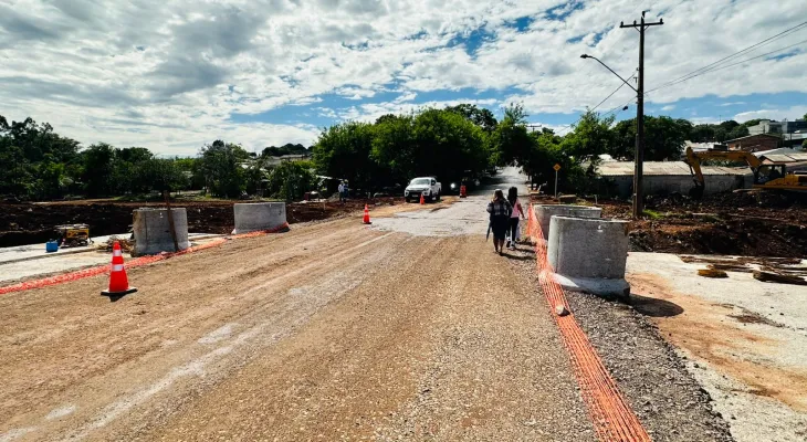 Trânsito é liberado de forma provisória na Rua Arapongas durante obras do Ecopark Floresta