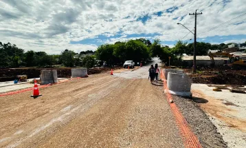 Trânsito é liberado de forma provisória na Rua Arapongas durante obras do Ecopark Floresta