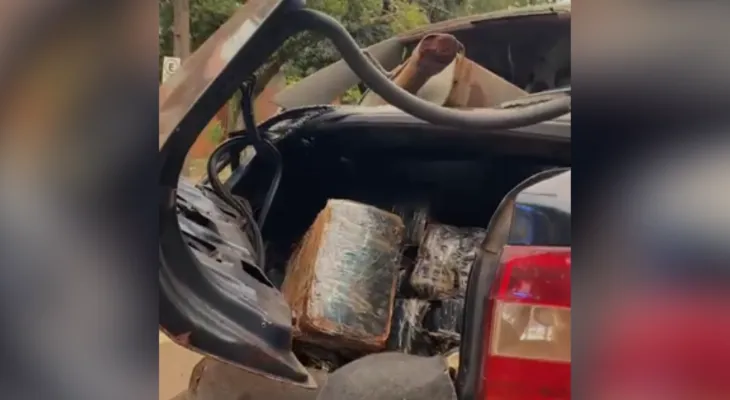 Motorista foge da PRF, capota carro e é preso com 150 quilos de maconha; confira perseguição