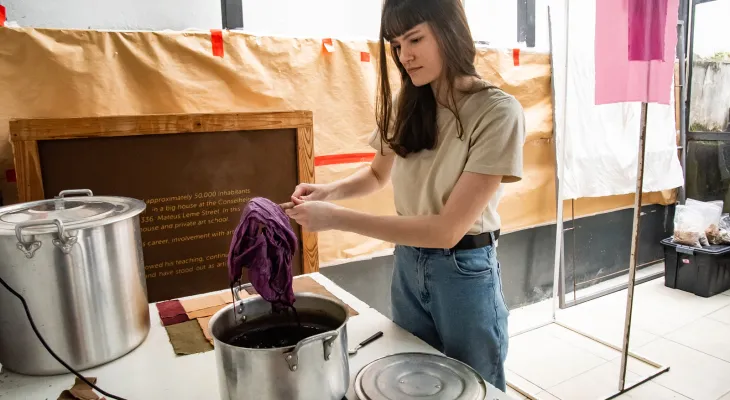 Bianca Stella lança no Museu Casa Alfredo Andersen livreto sobre pigmentos naturais