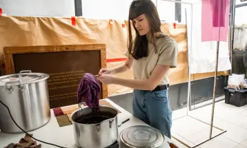 Bianca Stella lança no Museu Casa Alfredo Andersen livreto sobre pigmentos naturais