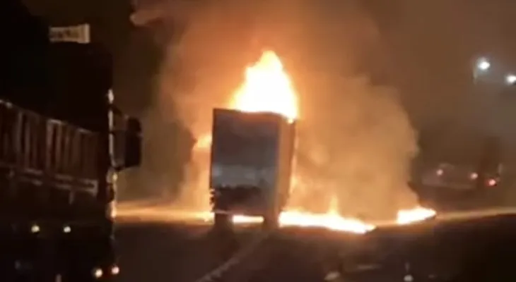 Incêndio interdita faixa e causa congestionamento de 6 km na BR-101 em Garuva