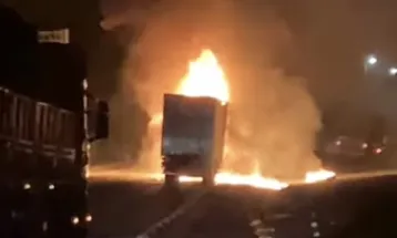 Incêndio interdita faixa e causa congestionamento de 6 km na BR-101 em Garuva