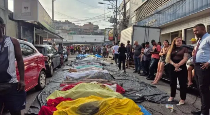 Moradores levam 55 corpos à praça após operação mais letal da história do Rio