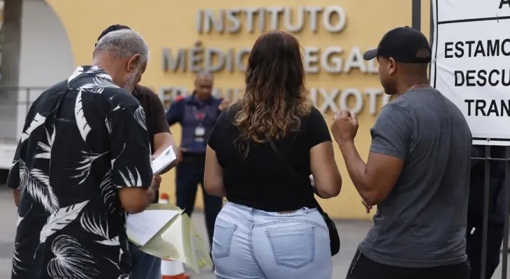 Famílias se cadastram para reconhecer corpos no IML do Rio