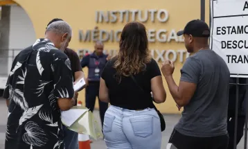Famílias se cadastram para reconhecer corpos no IML do Rio