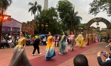 Foz do Iguaçu reforça laços culturais com a China durante desfile internacional “Esplendores da Seda”