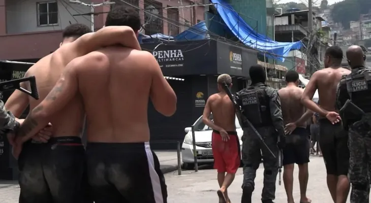 Líder do Comando Vermelho foge com proteção de 70 homens durante megaoperação no Rio