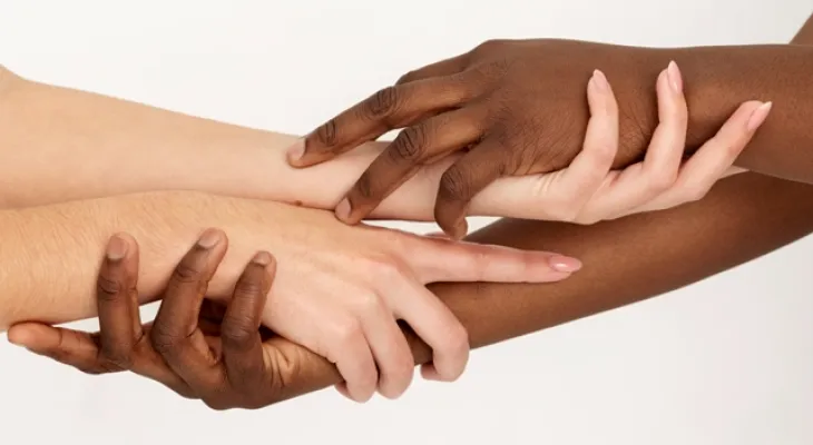 Caixa é condenada a indenizar servente negro por discriminação em agência