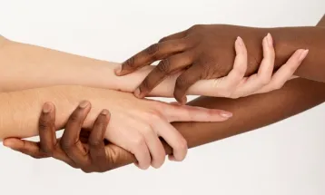 Caixa é condenada a indenizar servente negro por discriminação em agência