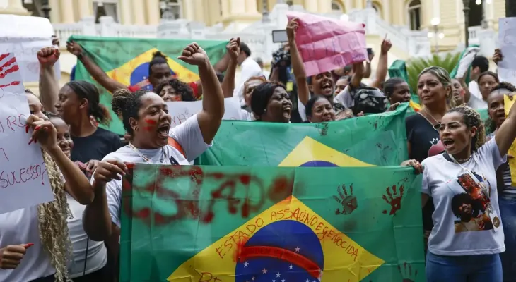 Moradores da Penha e do Alemão protestam em frente ao Palácio Guanabara após operação com mais de 100 mortos