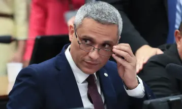 Senador aciona Moraes para reverter suspensão de processo contra Gayer