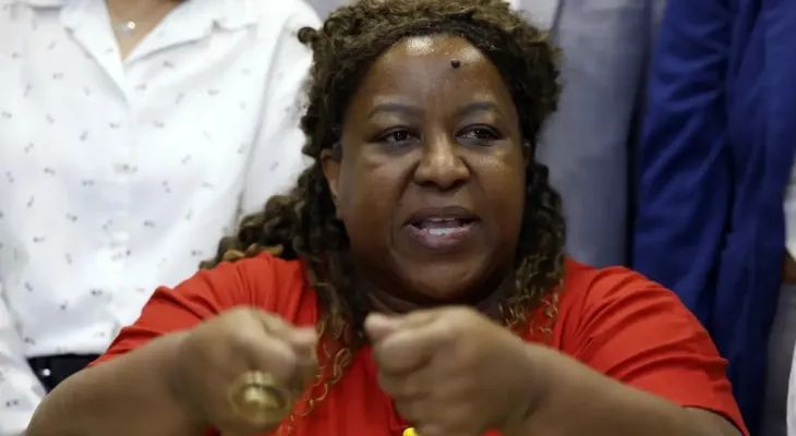 Ministra quer perícia independente após reunião com famílias no Rio