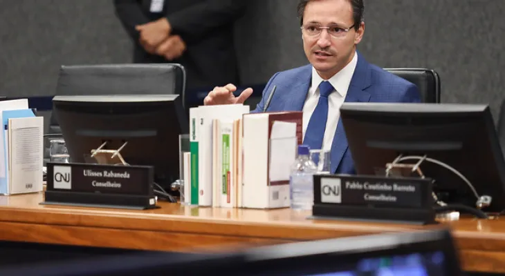 CNJ impõe pena de disponibilidade a juiz por imprudência em plantão judiciário