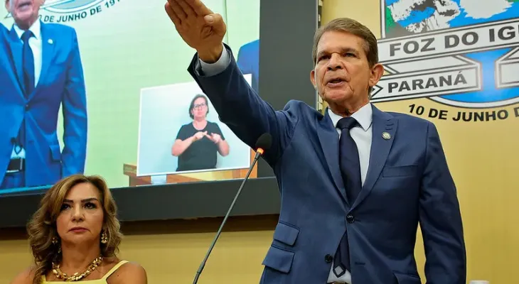 Prefeito de Foz do Iguaçu enfrenta três pedidos de CPI e perde sustentação política