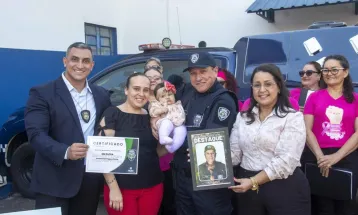 Guarda Municipal de Toledo homenageia agente que salvou criança engasgada