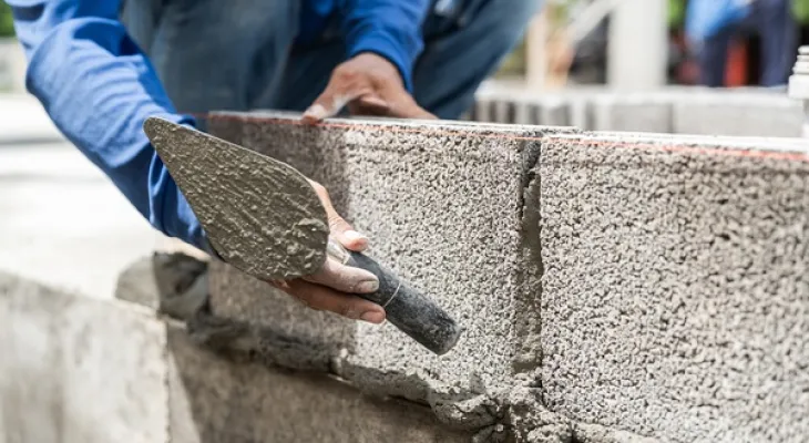 Pedreiro de clube de futebol de Curitiba será indenizado por demissão discriminatória